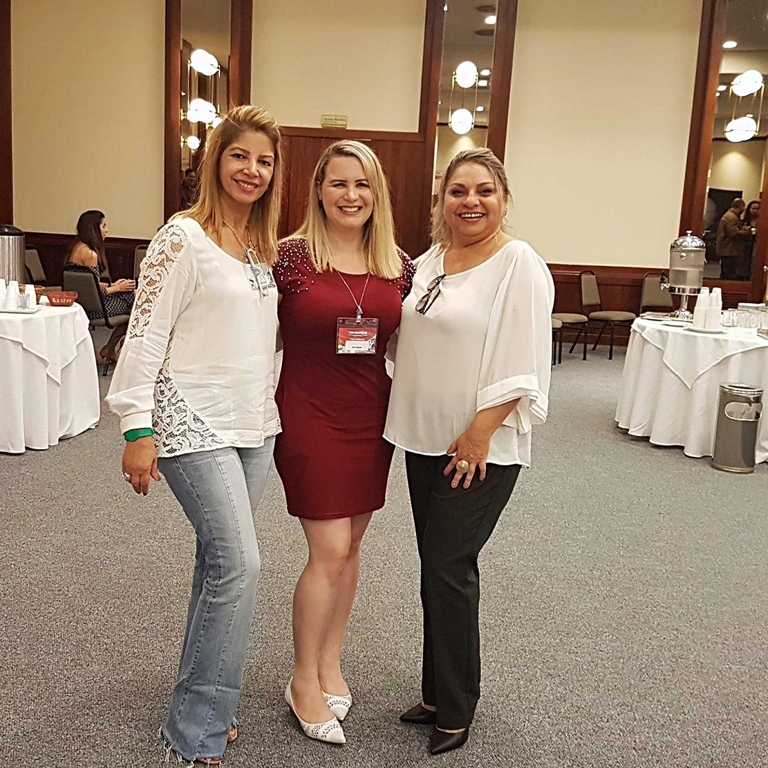 Cris Bocchi com alunas em evento de Leis Biológicas